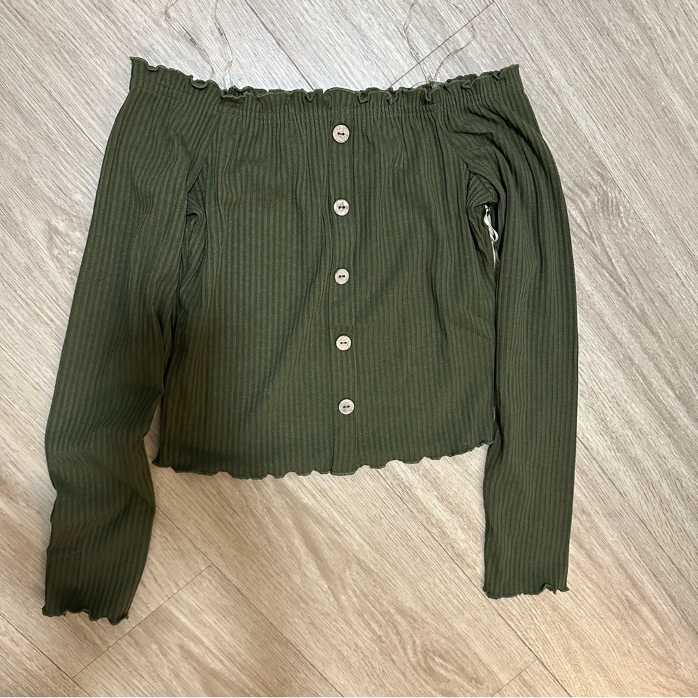 Off-Shoulder Ribbed Button-Front Top in Olive Green sz M